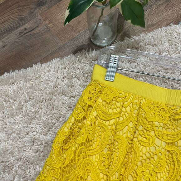 Club Monaco Yellow Floral Lace Crochet 60's 70's Boho-Chic Feminine Mini Skirt - Picture 2 of 6